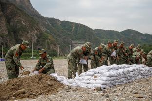 米体：巴斯托尼仍在单独训练本轮无法参赛，争取下周末伤愈复出